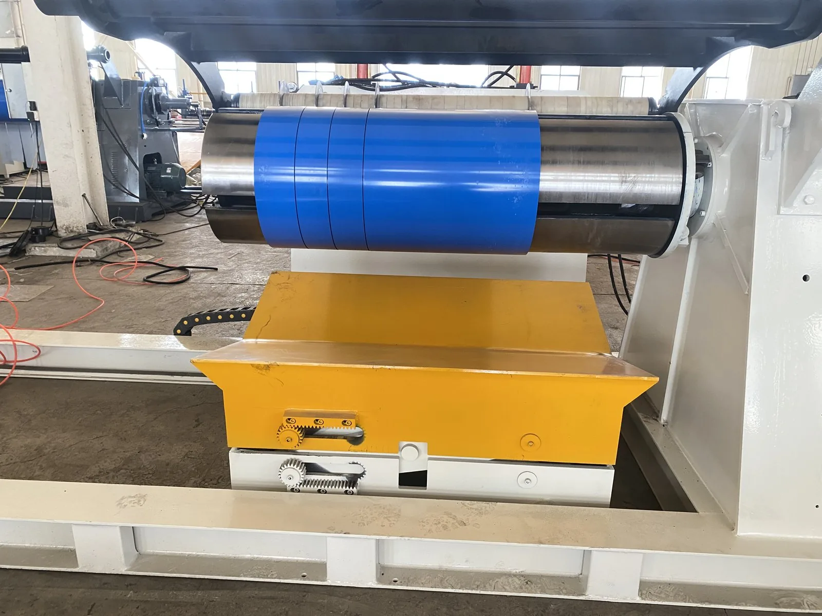 Steel Coil Slitting Line — Hydraulic expanding-mandrel decoiler holding a steel coil